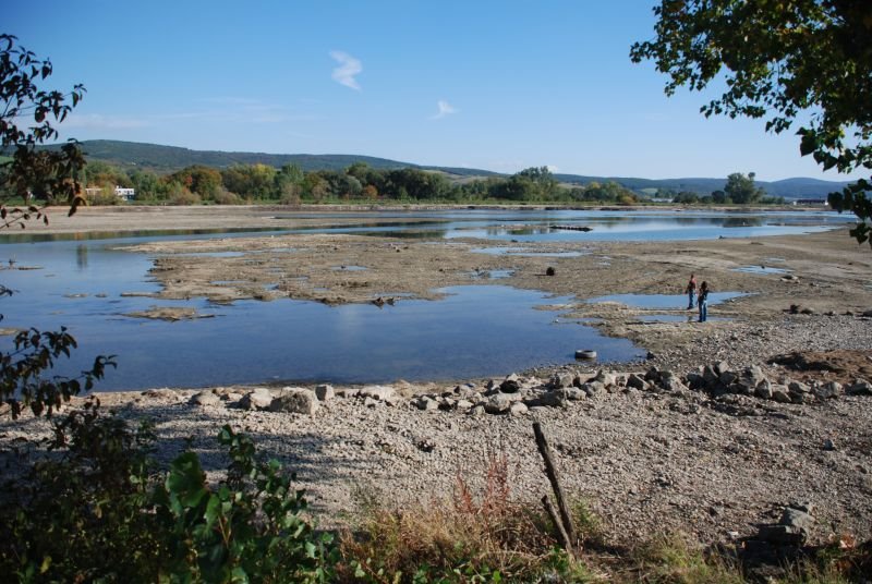 Prazdne koryto Vahu pri vypustani v 2007 by Stano Malák / Jas