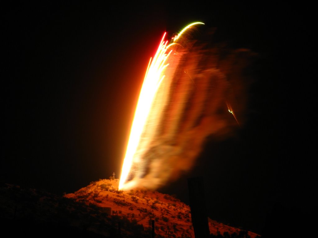 Inicio fuegos artificiales en cerro La Cruz (31/Dic/2008, 00:01) by Ivan Perez