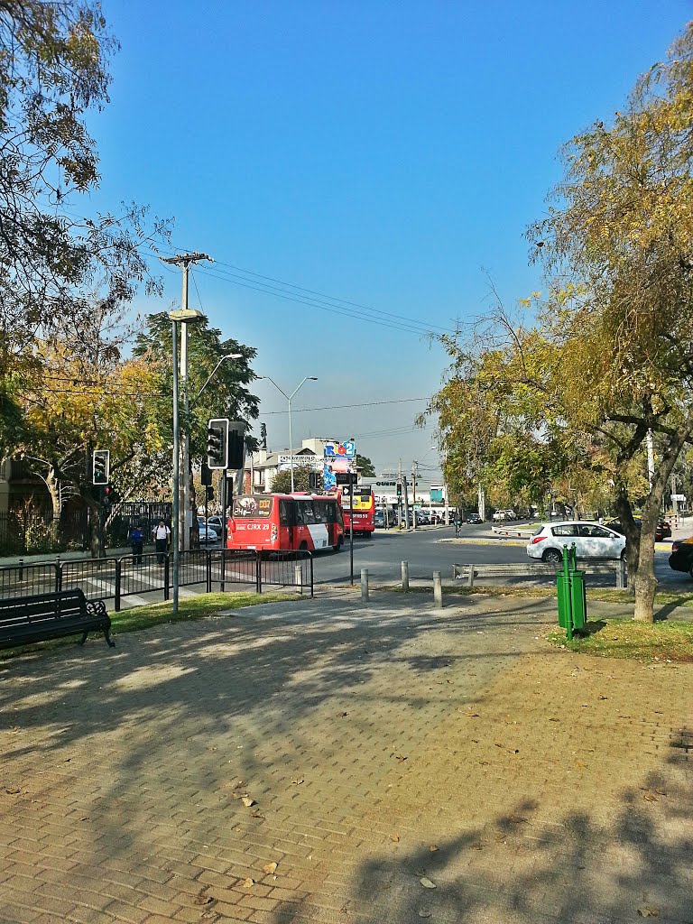 Cruce Sánchez Fontecilla con Bilbao, Las Condes by Martín Guzmán Henríquez