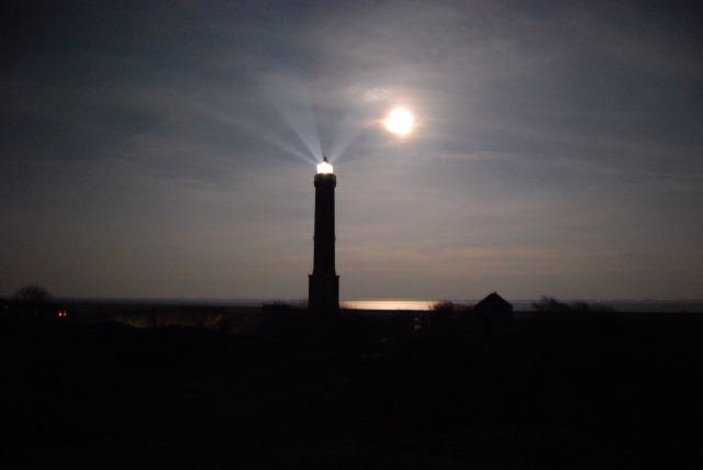 Leuchtfeuer von Norderney im Mondschein by nordseewolf.de