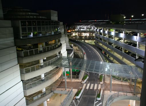 Airport bei Nacht by Fotostudio TIETZE