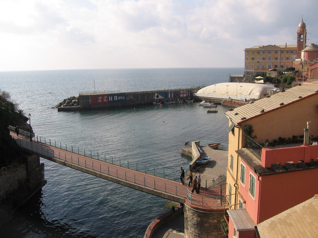 Porticciolo di NERVI fotografato dal ponte della ferrovia sul torrente NERVI by Filippo Patanè