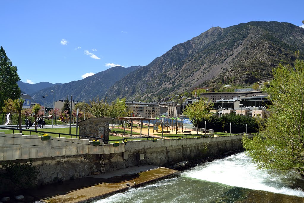 Valira e instalaciones deportivas Prat de Roure by M.Kreuz