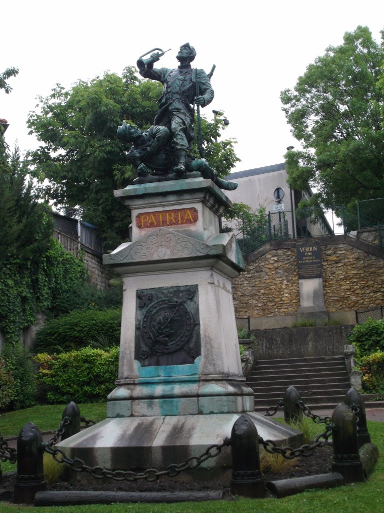 94-Thiais monument aux morts de la Place Leclerc by jefrpy