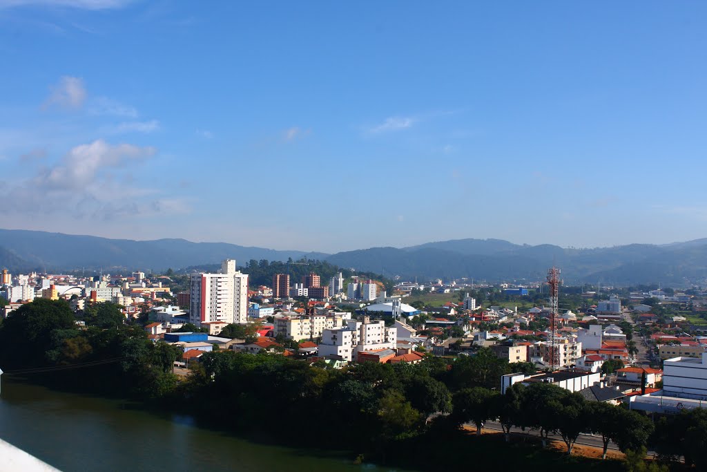 TUBARÃO - VISTA PARA A MARGEM ESQUERDA DO RIO. Com um clima subtropical a cidade destaca-se por ser o 2º centro comercial do sul de Santa Catarina. Destaca-se na área da cerâmica e também no turismo, graças as suas estância hidrominerais. É também um importante polo universitário. TUBARÃO - SANTA CATARINA - BRASIL. Maio de 2014 by meirelesevandro