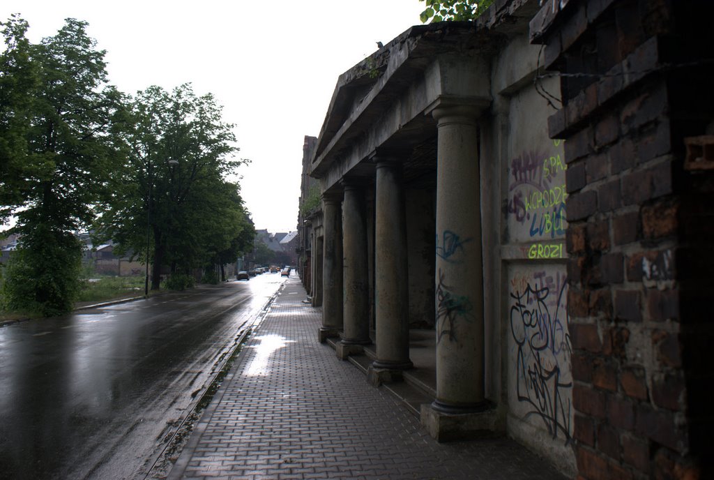 Ruined jewish funeral house by Sławek Staciwa