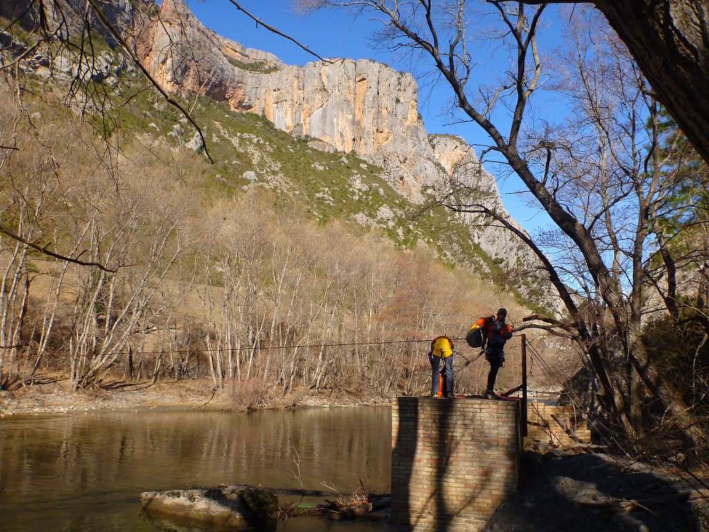 Câble au dessus de la rivière by canyons d'ici et d'ailleurs