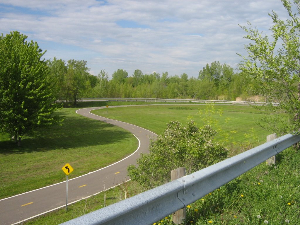 Piste cyclable Entrée Est Pont Sauvagine by Mathieu D.