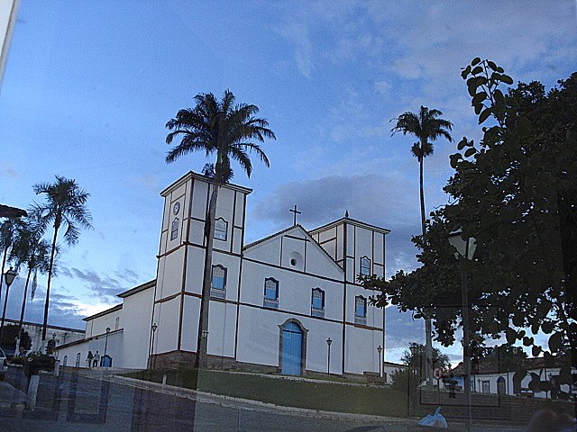 Centro Histórico de Pirenópolis - Reflexo da Igreja Matriz de Nossa Senhora do Rosário by Marcos Vinicius Ribe…