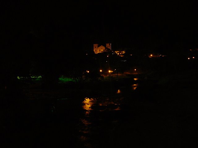 Centro Histórico de Pirenópolis - Fotografia Noturna da Igreja Matriz, vista da Ponte Antiga. by Marcos Vinicius Ribe…