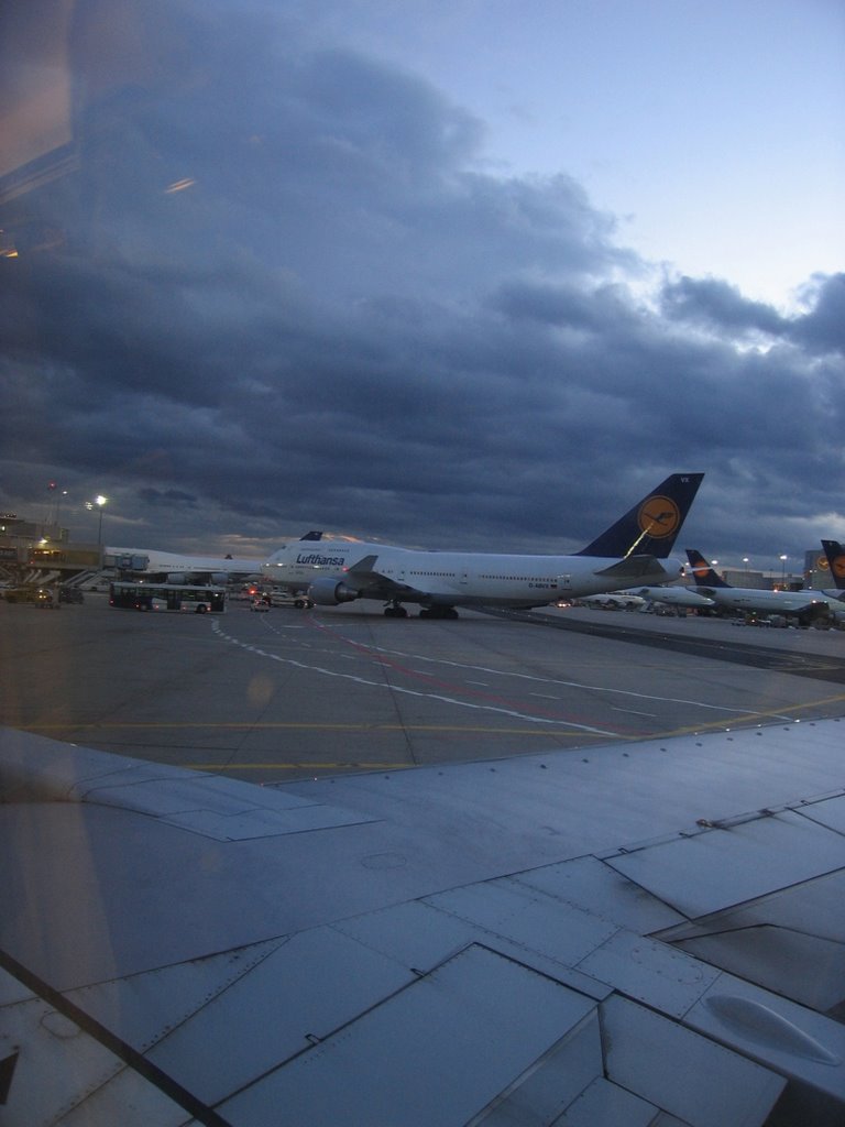 Rush hour at FRAport by Pete Scout