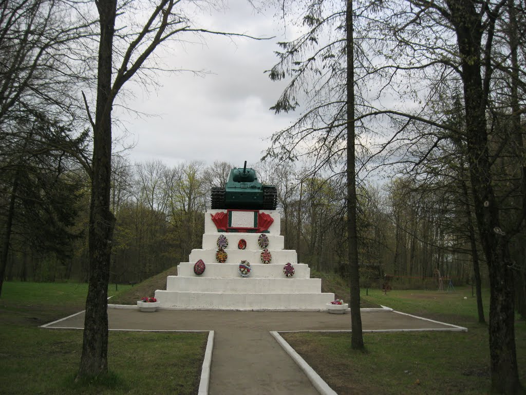 Лен. обл., Ломоносовский р-н, пос. Ропша. Памятник танкистам Ленинградского фронта by camuflage-spb