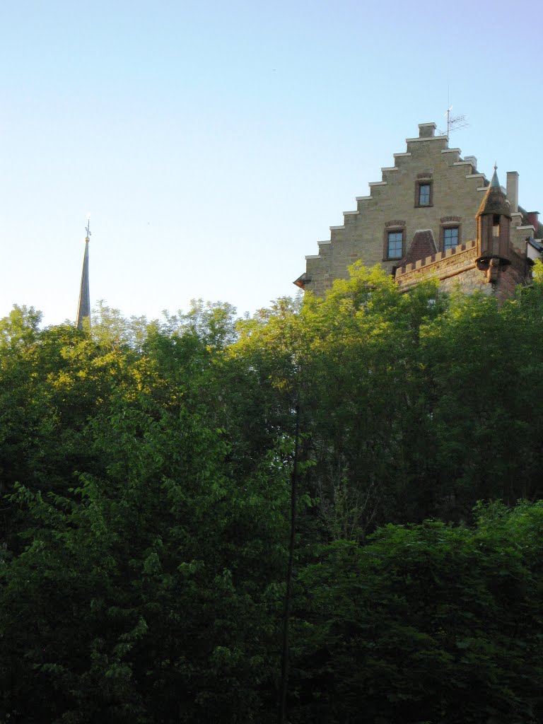 Schloss Höfingen, Südfassade mit Türmchen, links die Kirche by Kurt Delikurtev