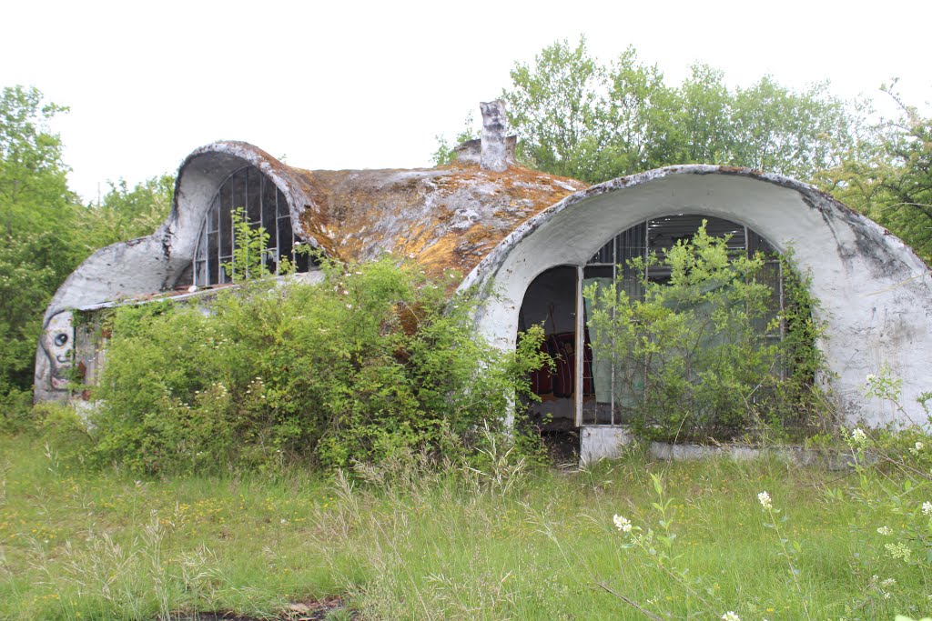 Courtenay ( LA MAISON BULLE ) by alain guiffray