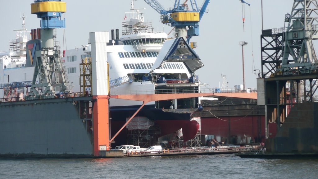 Fährschiff im Dock by olaf-eidelstedt