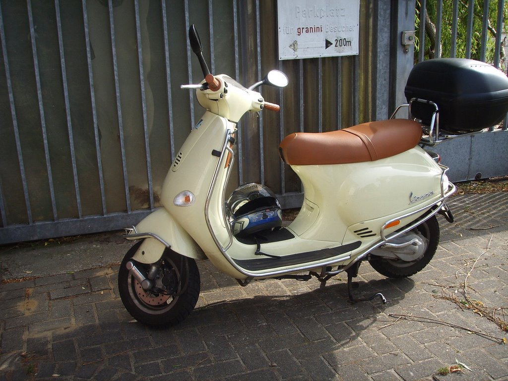 Buxtehude, alte Vespa 29.05.2008 by picotuna