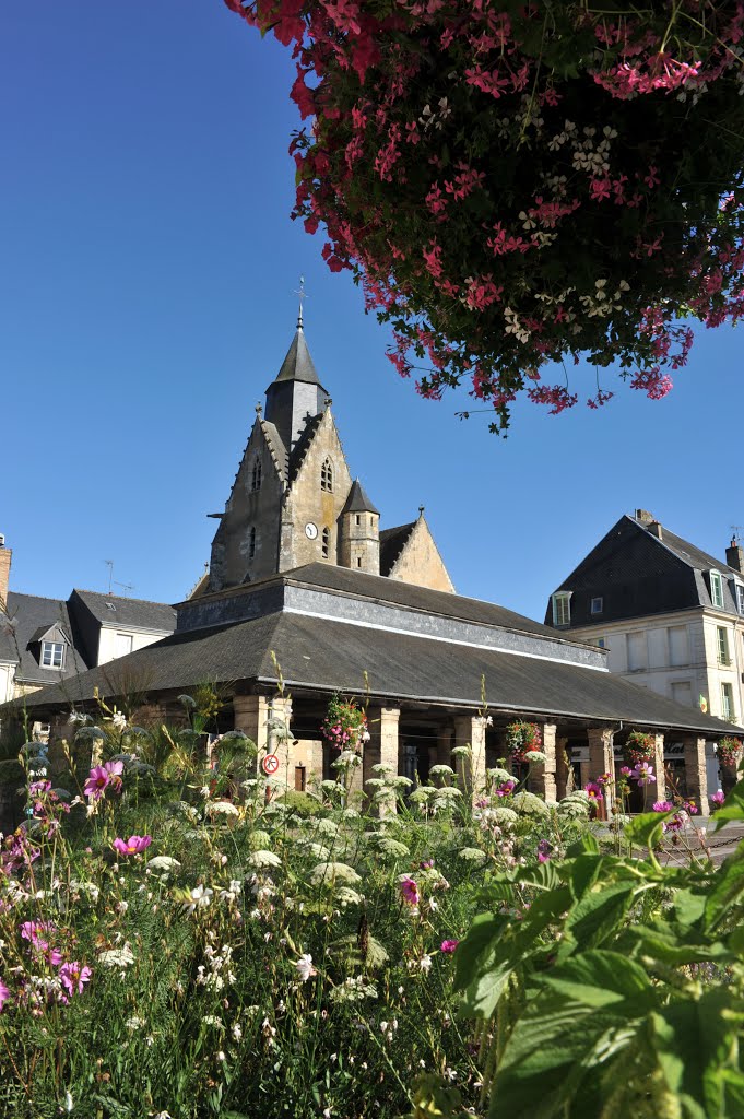 Mamers, les halles et l'église St Nicolas - OTMS JL Dugast by Office de Tourisme de Mamers et du Saosnois