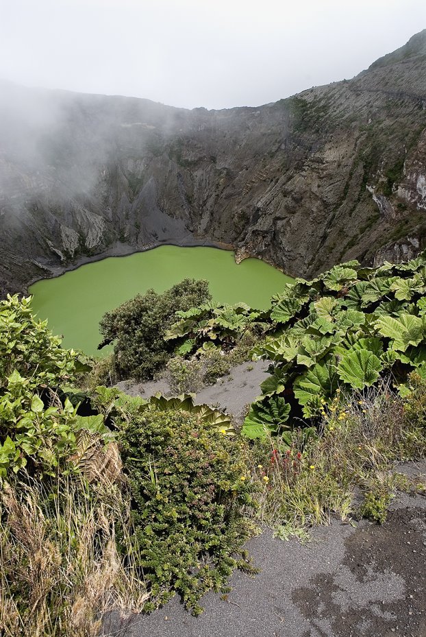 Laguna verde en el cratér principal (Volcán Irazú) by Carlos Sos Navarro