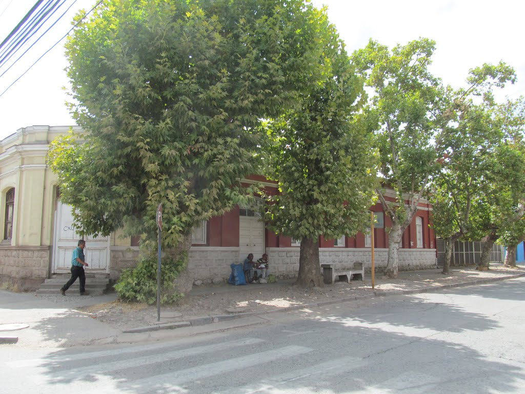 Edificio en la esquina de Miraflores y Reyes by loboaustral