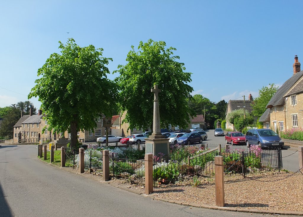 Brigstock village centre. by Bobsky.