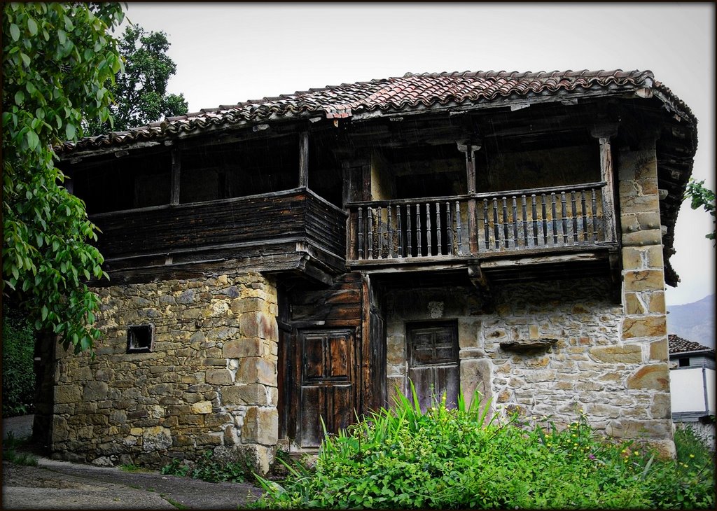 Casa en Govezanes. by PAÑEDA