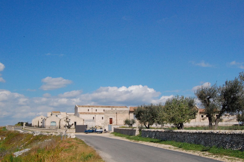 Complesso agricolo SS. Pietro e Andrea, divenuto struttura Turistico Ricettiva by La statua mobile