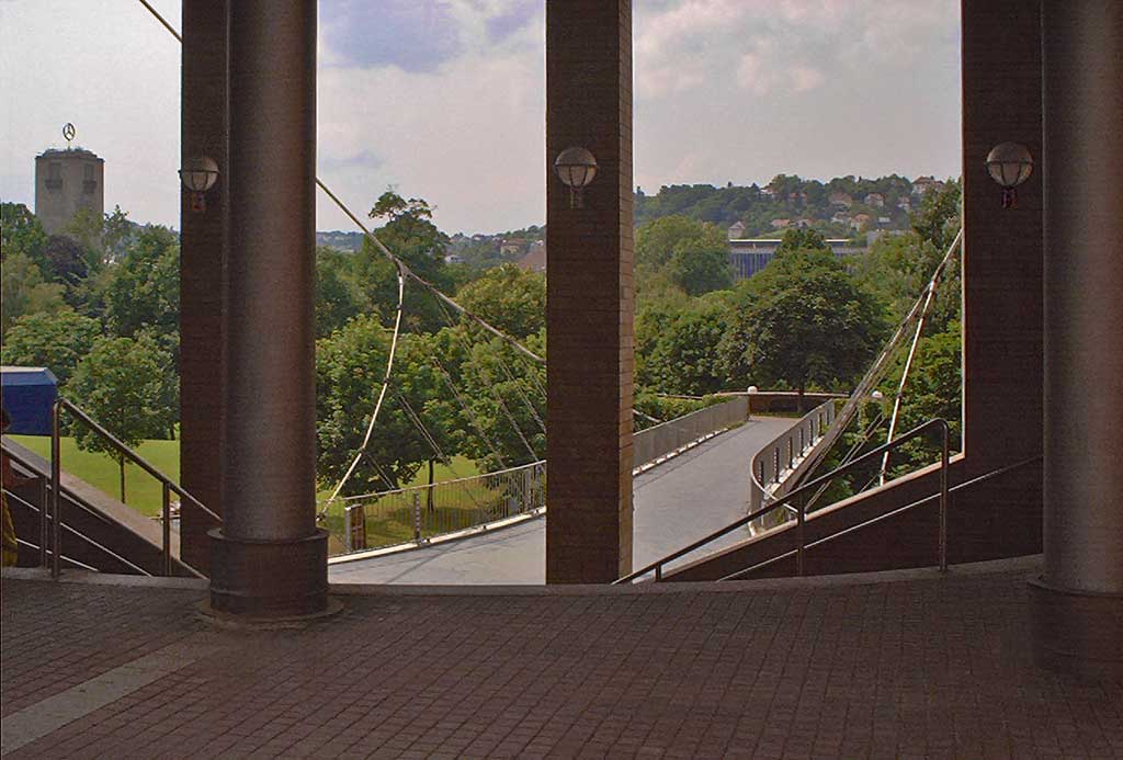 STUTTGART, KERNERVIERTEL: Blick auf Fußgänger-Brücke und Bahnhofsturm / Look on pedestrian bridge and main station tower • 07-2006 by hartmut.breitling