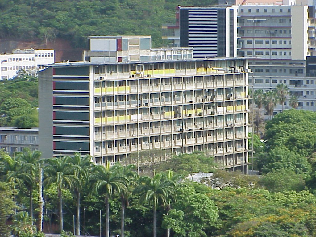 Facultad de Odontologia - Fachada Este by Robustiano Gorgal