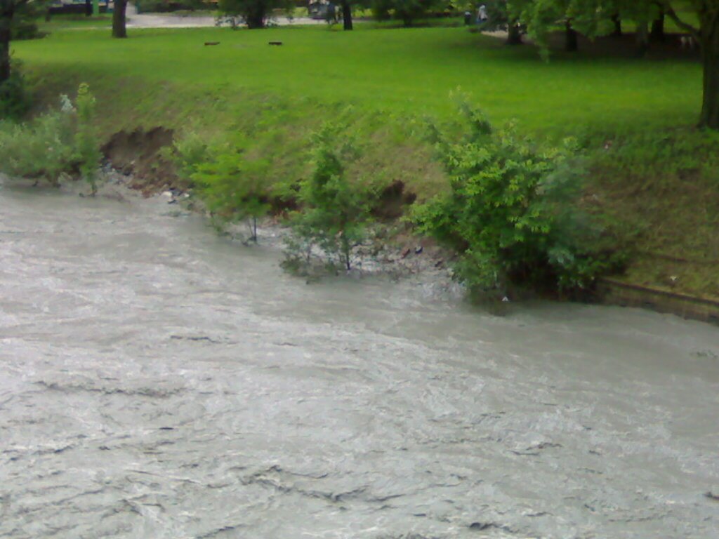 Erosione degli argini alla Pellerina,Torino,30 maggio 2008 alluvione del Piemonte nord-occidentale by JupiterJet