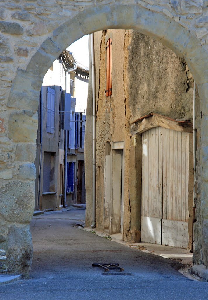 Azille_rue du Portail Neuf by jean pakhomoff