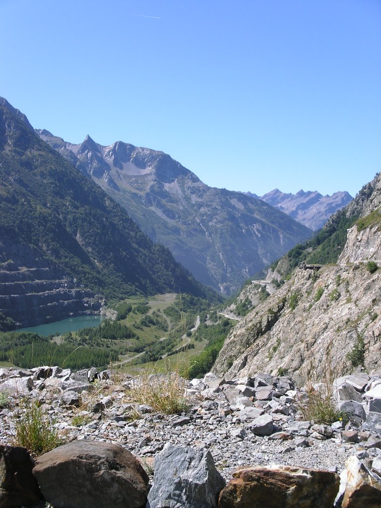 Lac de Grand Maison by pyraniton