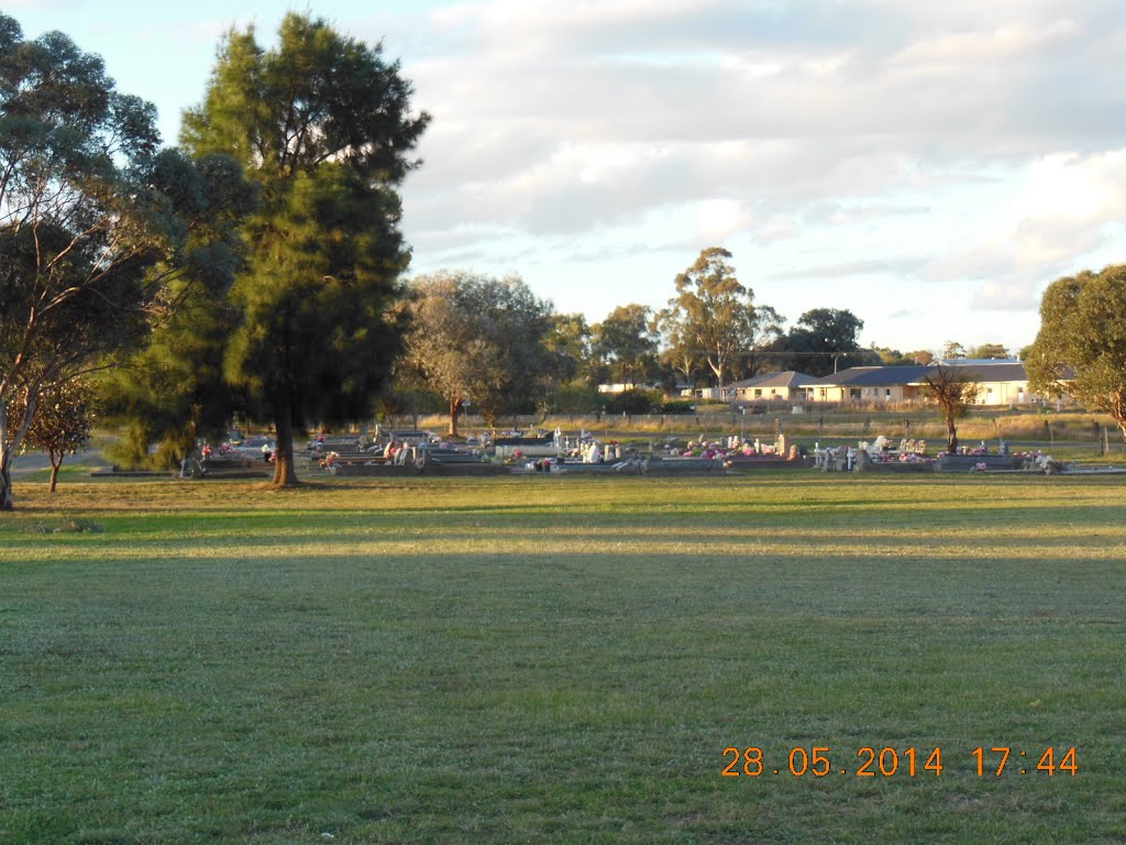 Forbes Cemetery - 2014-05-28 by sandyriva