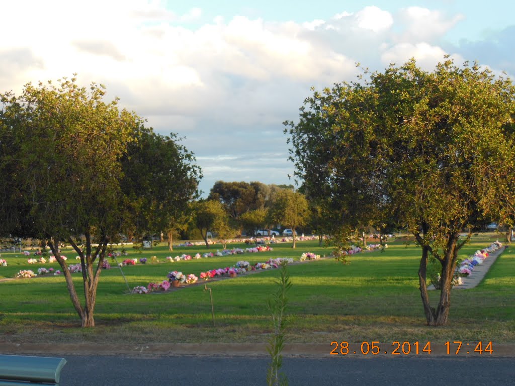 Forbes Cemetery - 2014-05-28 by sandyriva