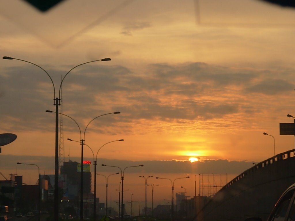 ATARDECER EN LA AV. JAVIER PRADO (LIMA-PERU) by Johnny Mucha