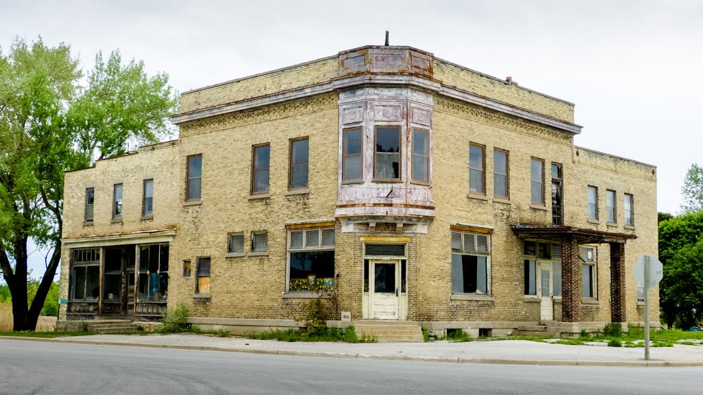 Abandoned building at corner by D200DX