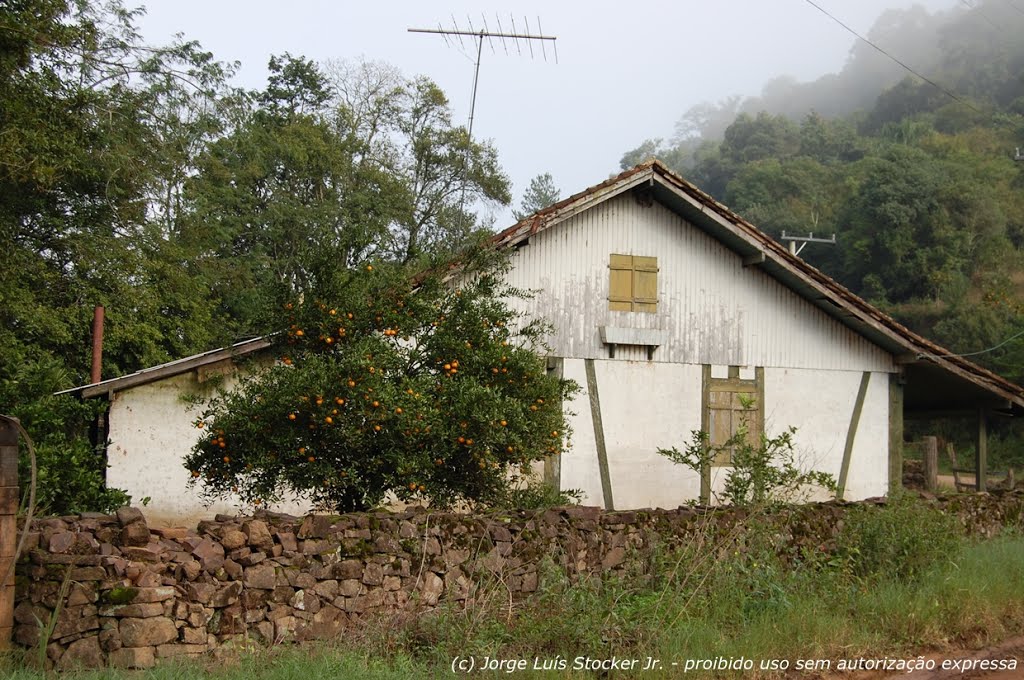 Casa enxaimel em Picada 48 Baixa, Ivoti (RS) by Jorge Luís Stocker Jr [thesapox]