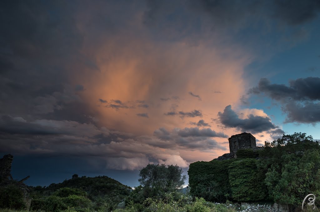 Crépuscule sur le village de Lapenilla by aspefoto