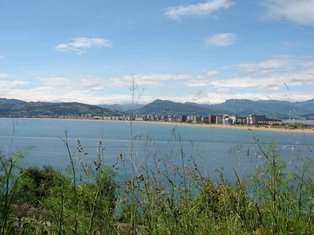 Vista de Laredo (Cantabria) by laura&paula