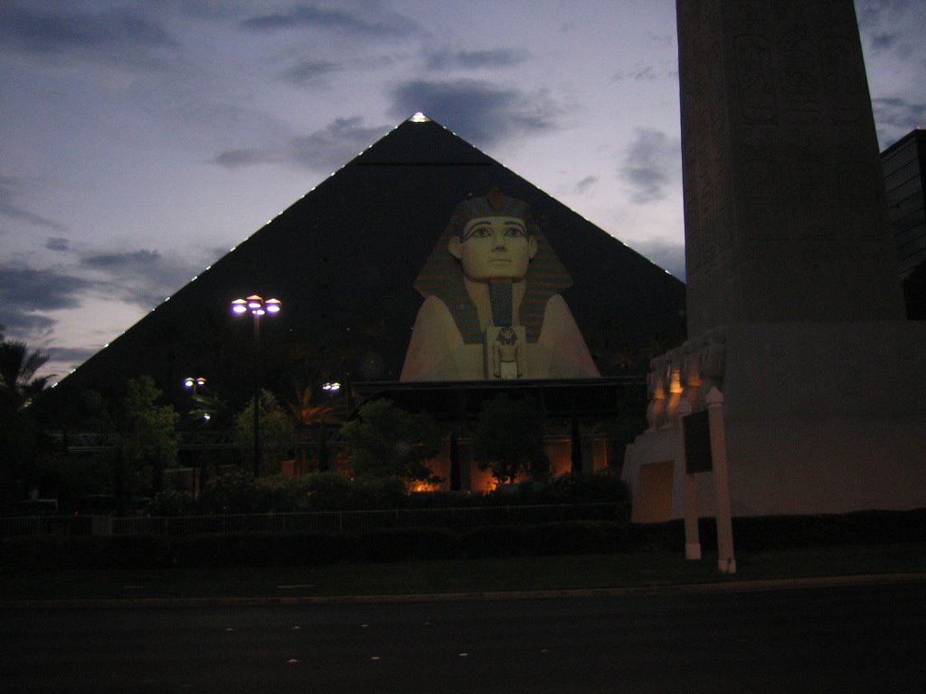 Luxor at night (THM) by termosillo