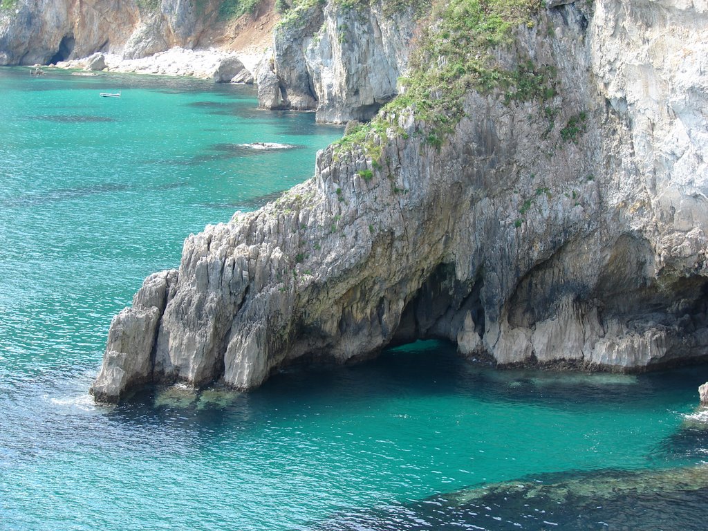 Gruta del Caballo (Acantilados Buciero,Cantabria) by laura&paula