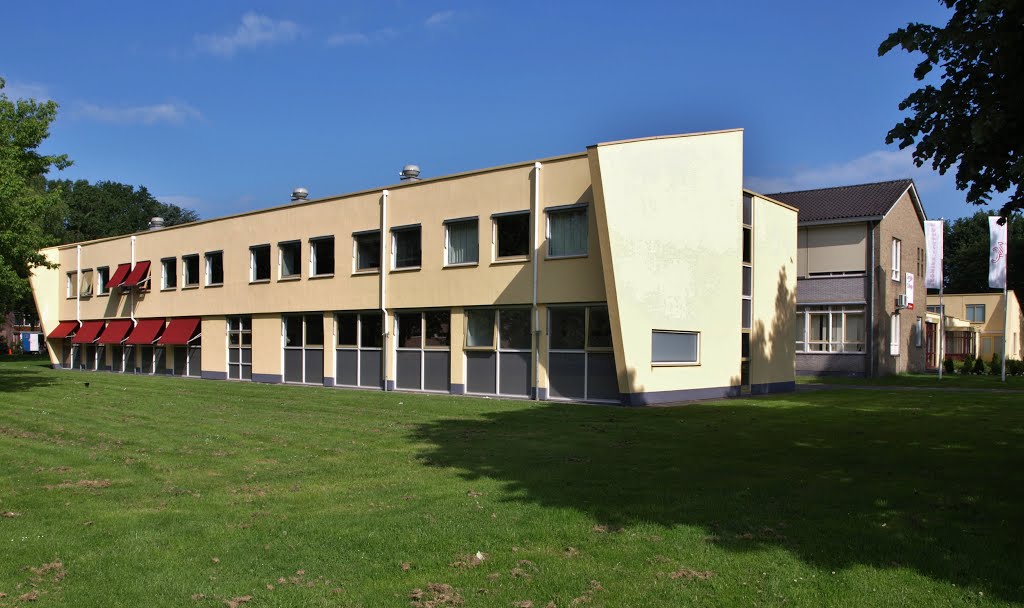 Zernike Junior College aan de Julianalaan 78 in Zuidlaren, in 1960 gestart als 12-klassige Openbare ULO, ontworpen door gemeente-architect Tijs Visser (1920-1971); de bouwtekenaar was F.J. Schot, die Tijs Visser in 1968 opvolgde. De geel gekleurde gebouwen stammen uit 2001 en zijn ontworpen door architect Jack van der Palen van het bureau Archiview, Pottebakkersrijge 3 in Groningen. Deze ULO zat voorheen aan De Millystraat, van gemeente-architect Pieter Mekkes, voorganger van Tijs Visser. by Hans R van der Woude