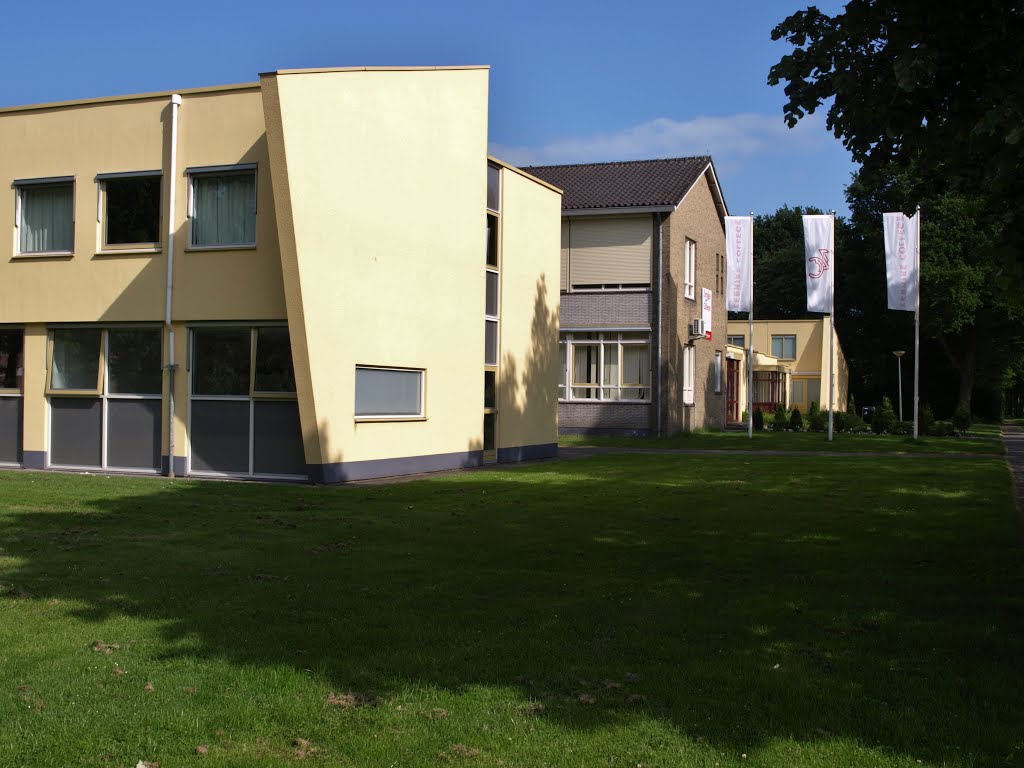 Zernike Junior College aan de Julianalaan 78 in Zuidlaren, in 1960 gestart als 12-klassige Openbare ULO, ontworpen door gemeente-architect Tijs Visser (1920-1971); de bouwtekenaar was F.J. Schot, die Tijs Visser in 1968 opvolgde. De geel gekleurde gebouwen stammen uit 2001 en zijn ontworpen door architect Jack van der Palen van het bureau Archiview, Pottebakkersrijge 3 in Groningen. Deze ULO zat voorheen aan De Millystraat, van gemeente-architect Pieter Mekkes, voorganger van Tijs Visser. by Hans R van der Woude