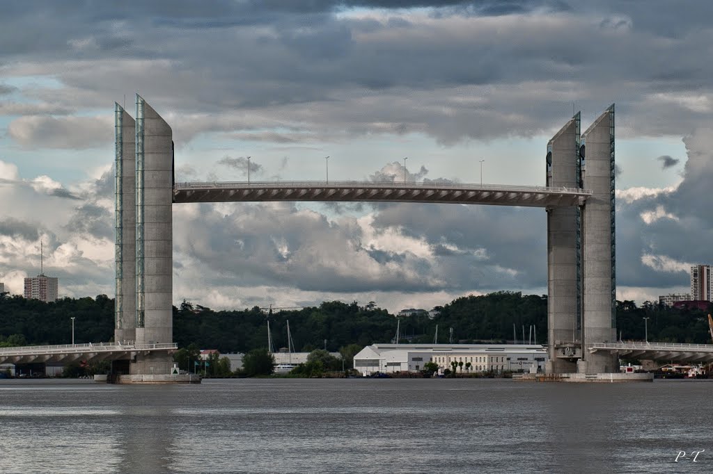 Pont Chaban Delmas à Bordeaux by Patrick Thubert