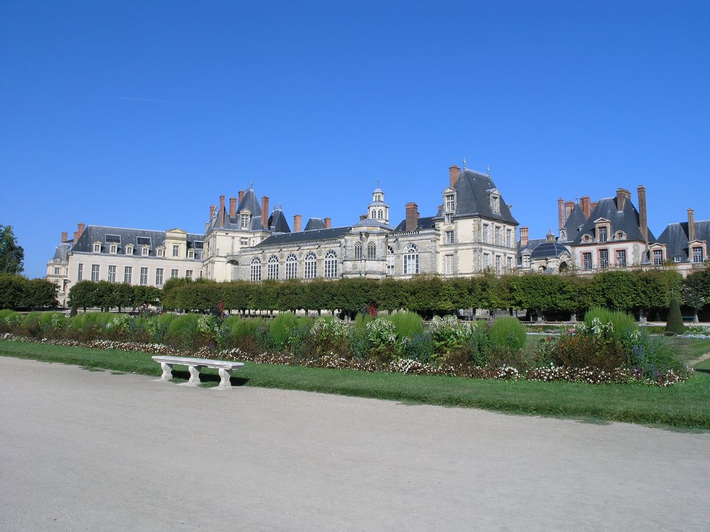 Chateau de Fontainebleau vu du parc (arriere) by Pascal_du_77