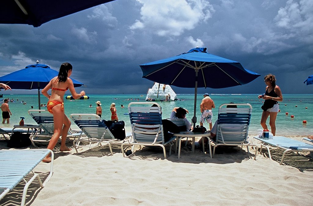 Tourists enjoy swim before rain comes by Tomek Wiazowski