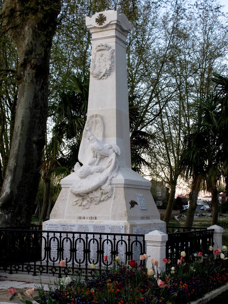 Aire-sur L'Adour - Monument aux morts by André-Charles Vogt