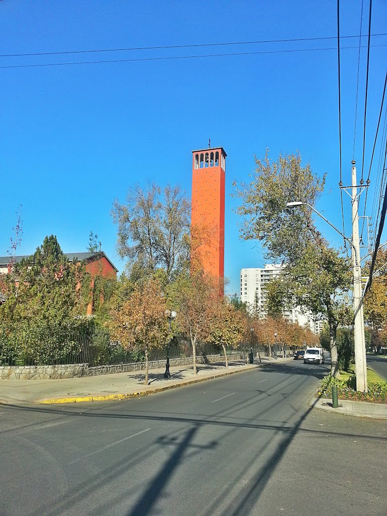 Campanario y Parroquia del Sagrado Corazón, avenida El Bosque by Martín Guzmán Henríquez