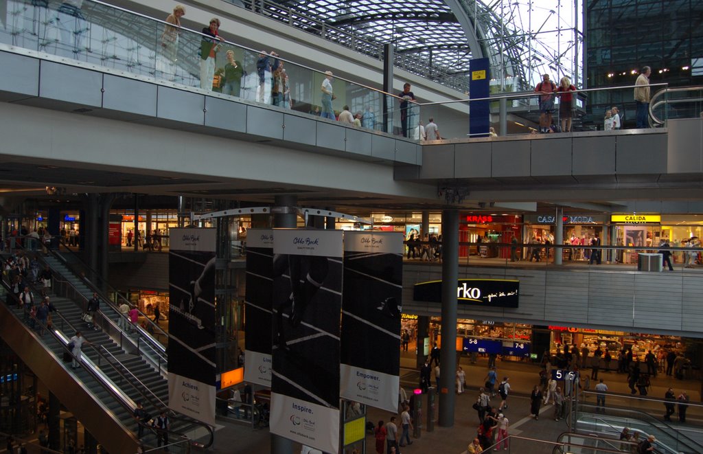 Berliner Hbf - In der Halle01 by borsich.de