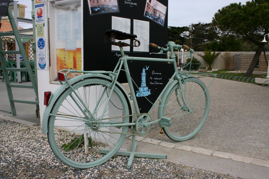 Le vélo visible près du phare by pcthomasse