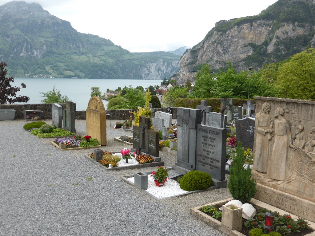 Friedhof Flüelen mit Vierwaldstättersee by bienenritter